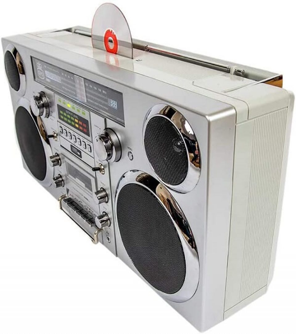 Boombox. Музыкальный центр GPO Brooklyn Boombox. Магнитофон Boombox кассетный в стиле ретро GPO Brooklyn 1980s. Музыкальный центр, портативный Boombox магнитофон GPO Brooklyn 1980s, Silver. Кассетный магнитофон Бумбокс 1980 Сильвер..